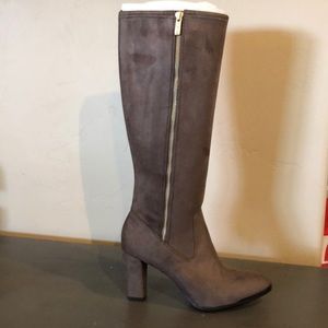 Anna Klein brand new brown suede boots